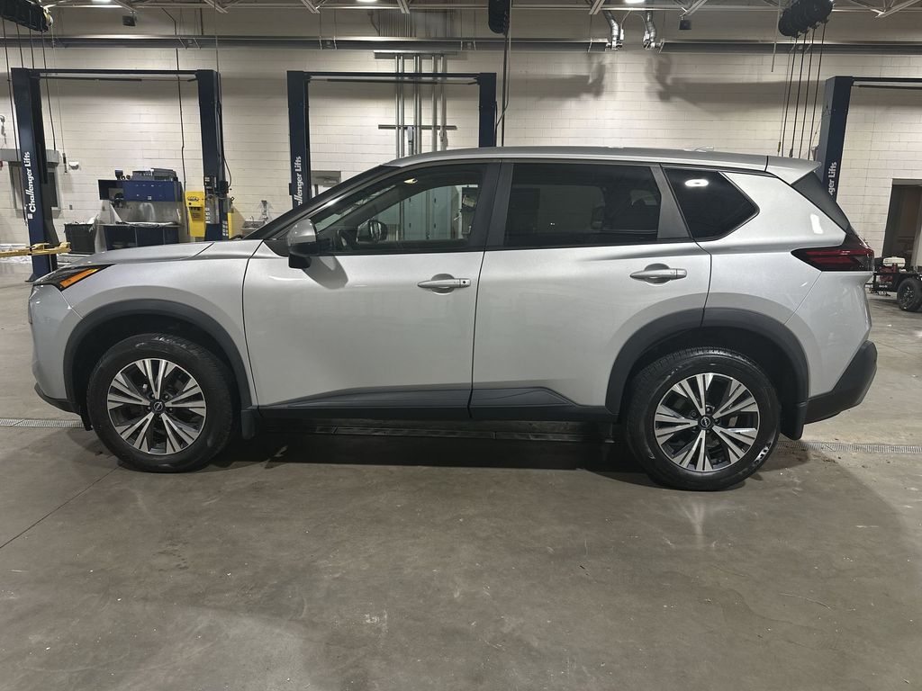 2022 Nissan Rogue SV photo 3