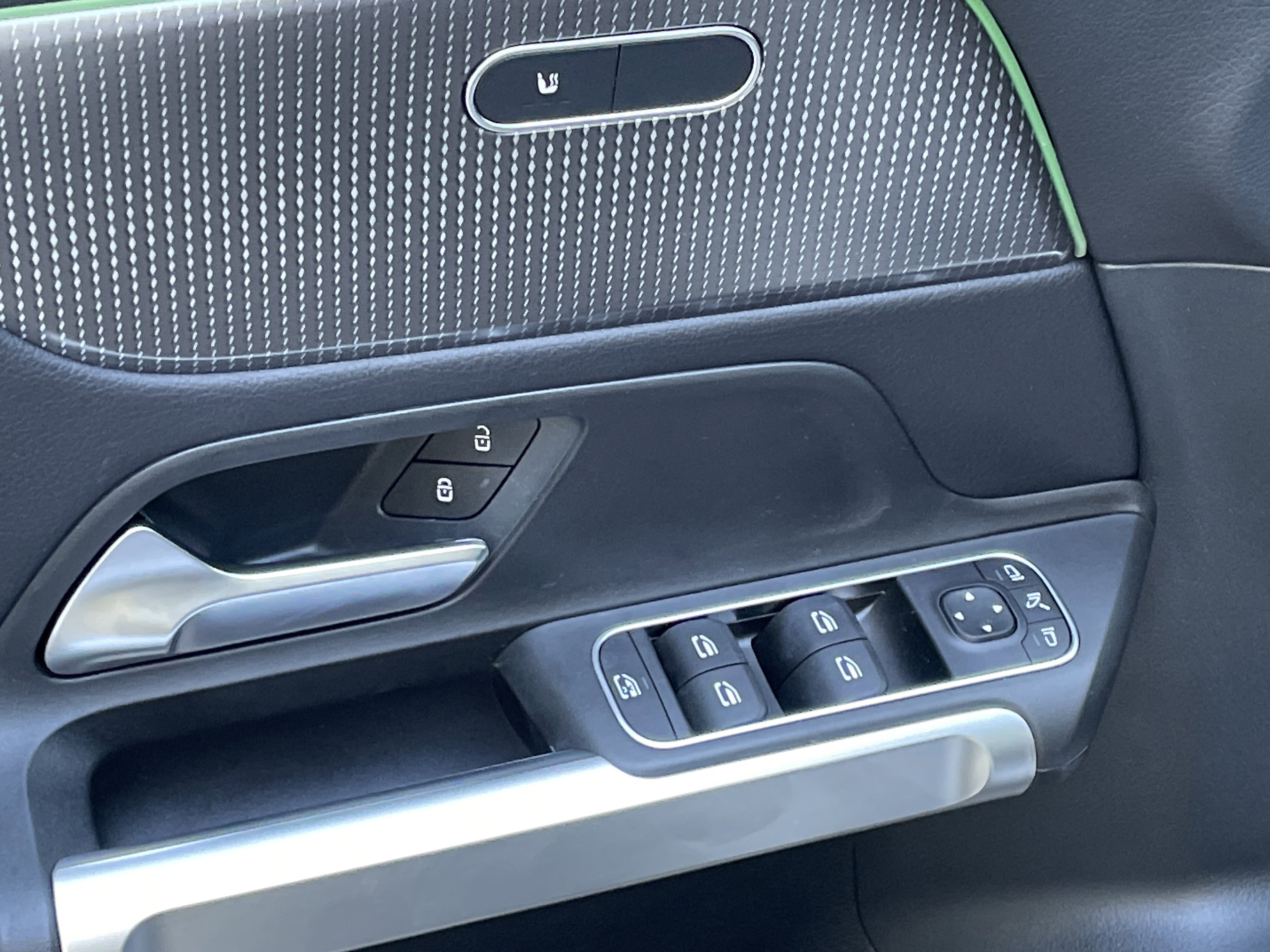2022 Mercedes Benz GLB 250 photo 3