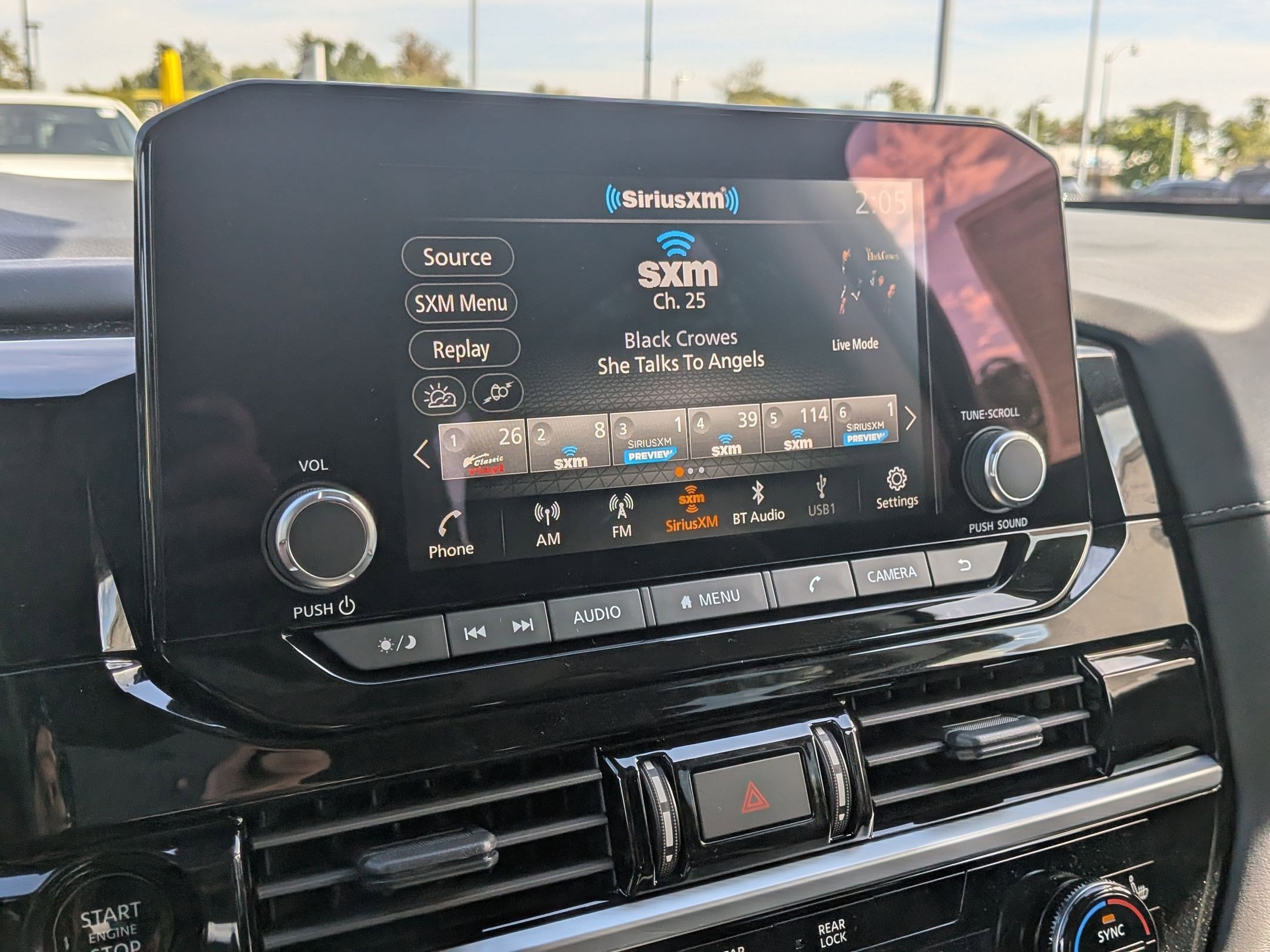 2025 Nissan Pathfinder SV photo 12