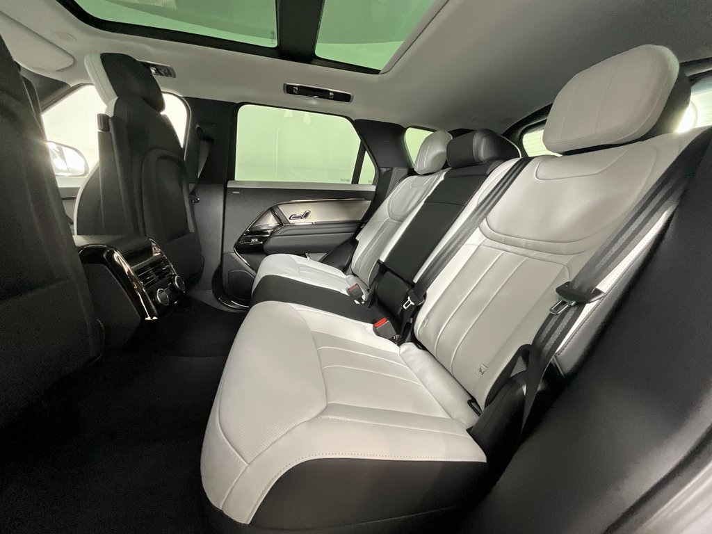 2025 Land Rover Range Rover Sport SE photo 4