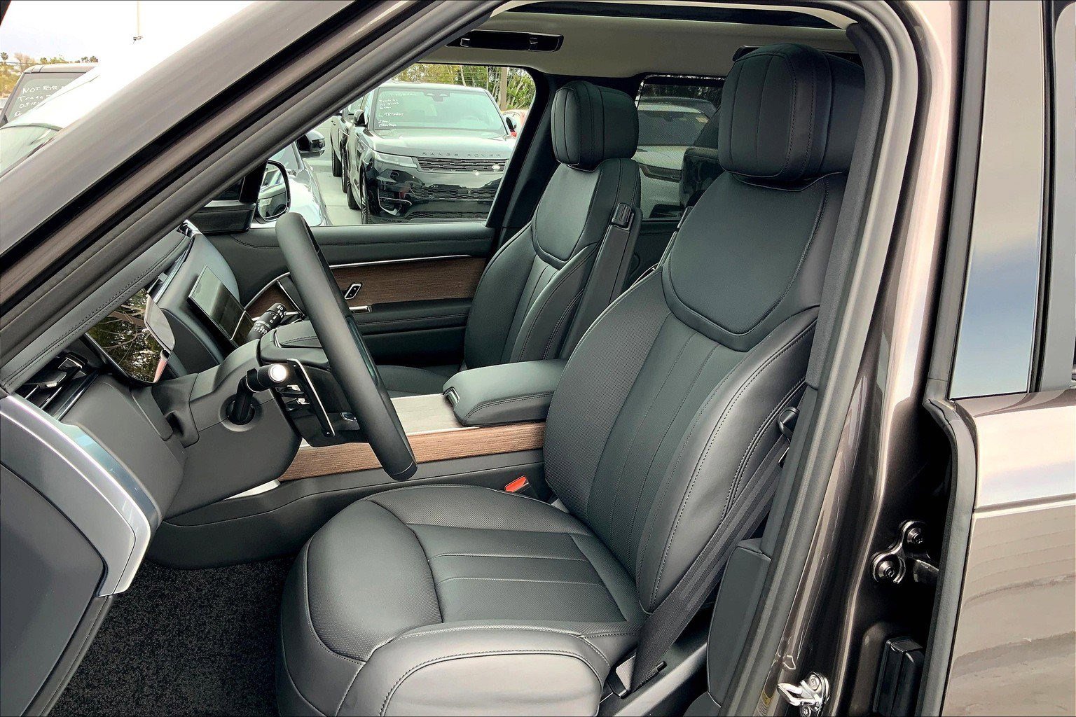 2025 Land Rover Range Rover SE photo 4