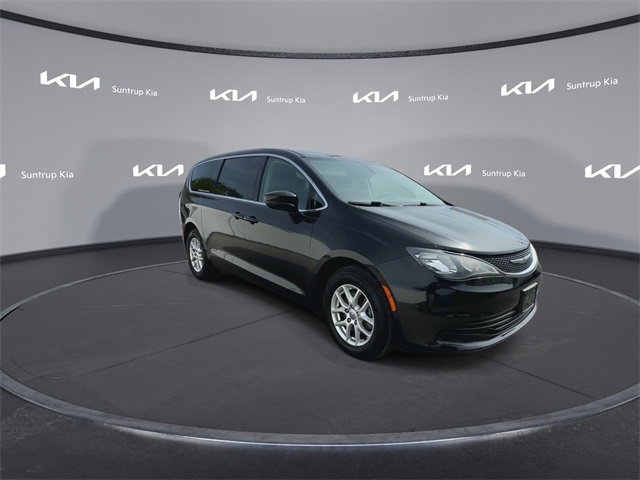2017 Chrysler Pacifica LX photo 2