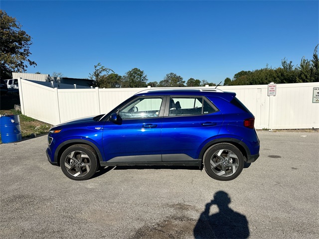 2024 Hyundai Venue Limited photo 2