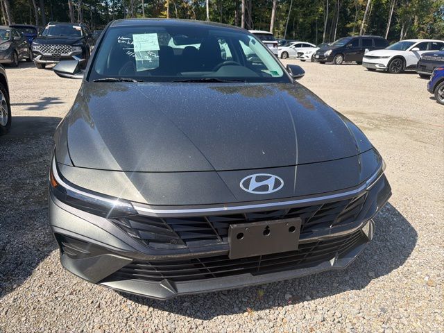 2024 Hyundai Elantra SEL photo 3