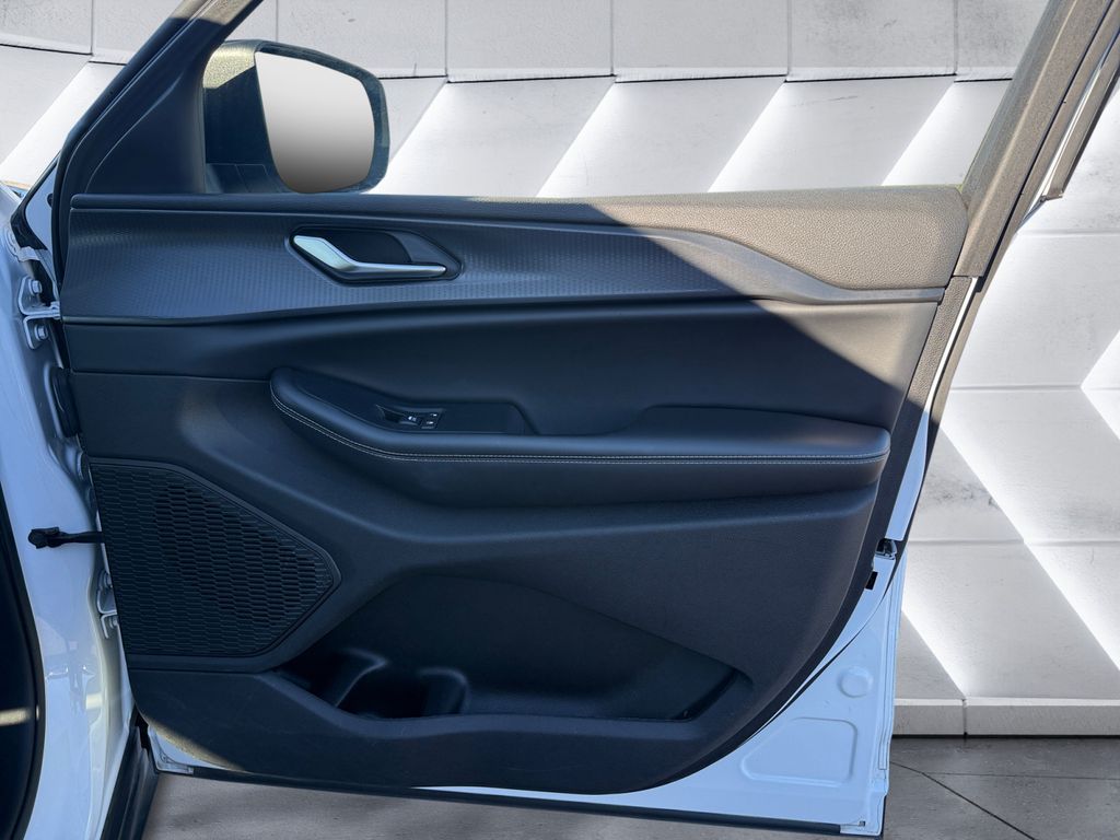 2023 Jeep Grand Cherokee Laredo photo 14