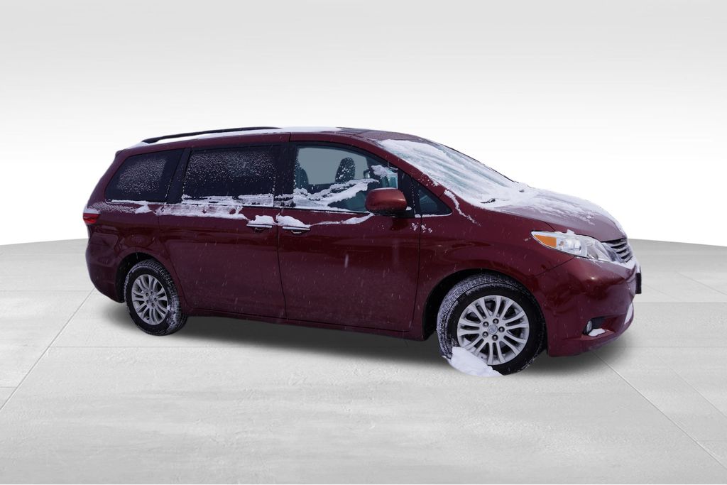 2017 Toyota Sienna L photo 2