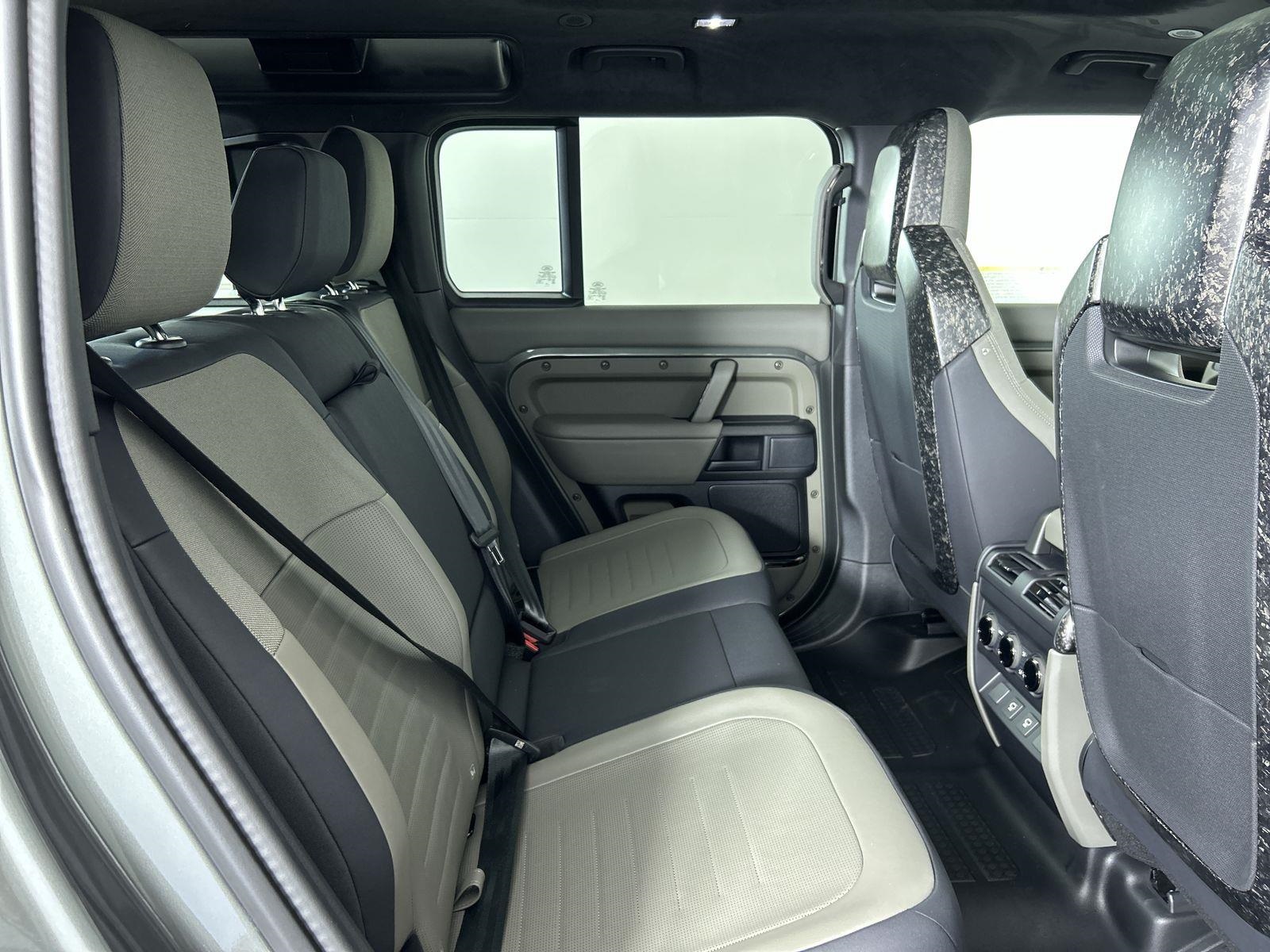 2025 Land Rover Defender 110 photo 29