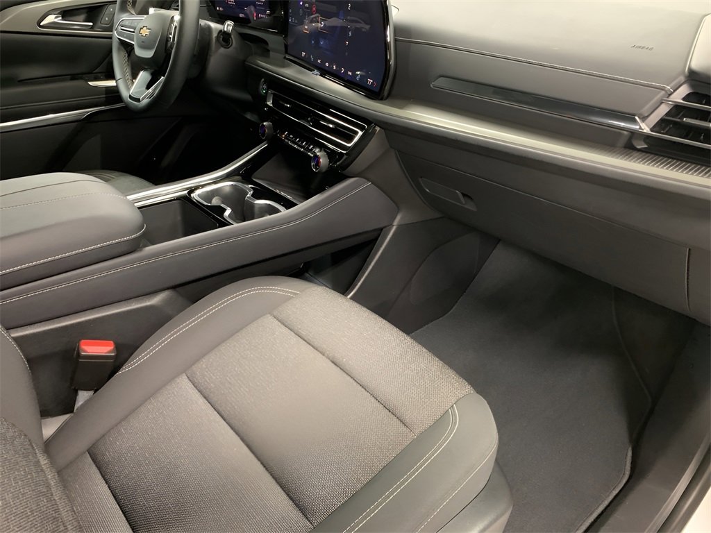 2025 Chevrolet Traverse photo 13