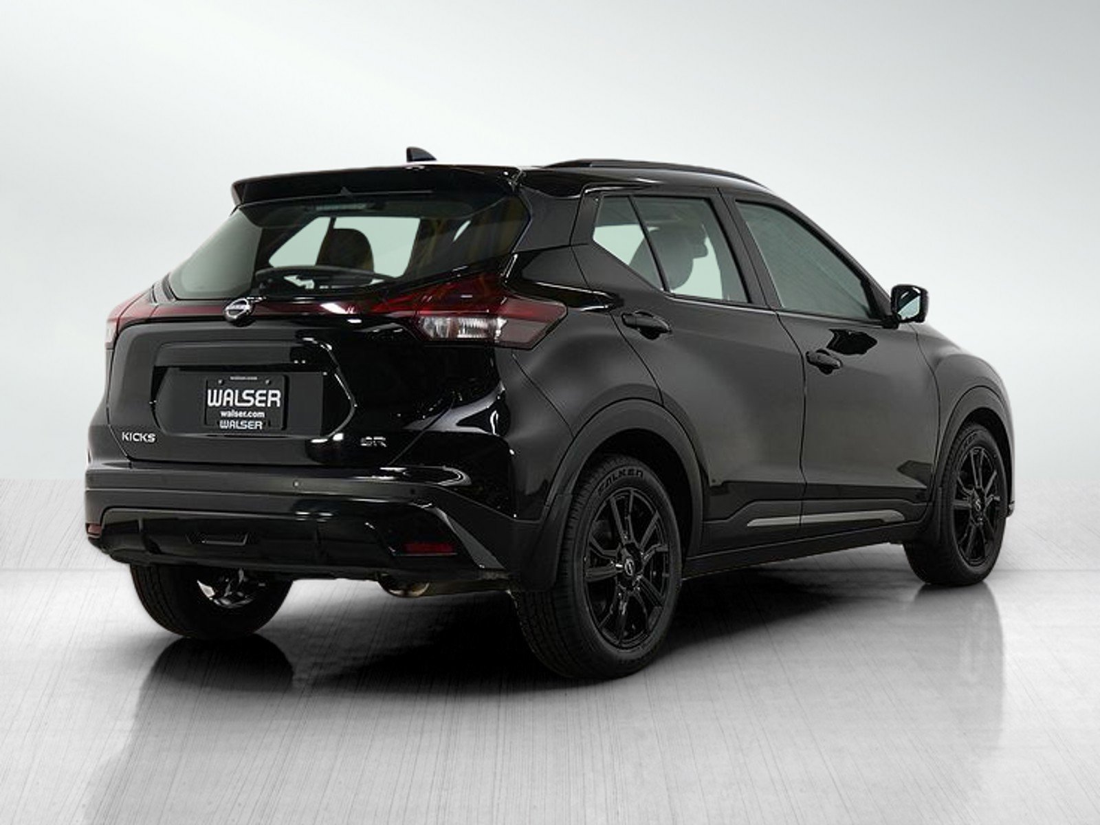 2023 Nissan Kicks SR photo 2