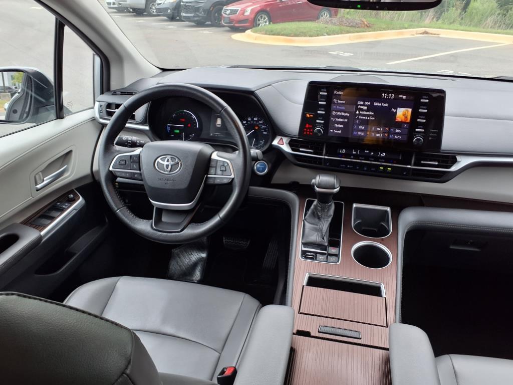 2021 Toyota Sienna XLE photo 23