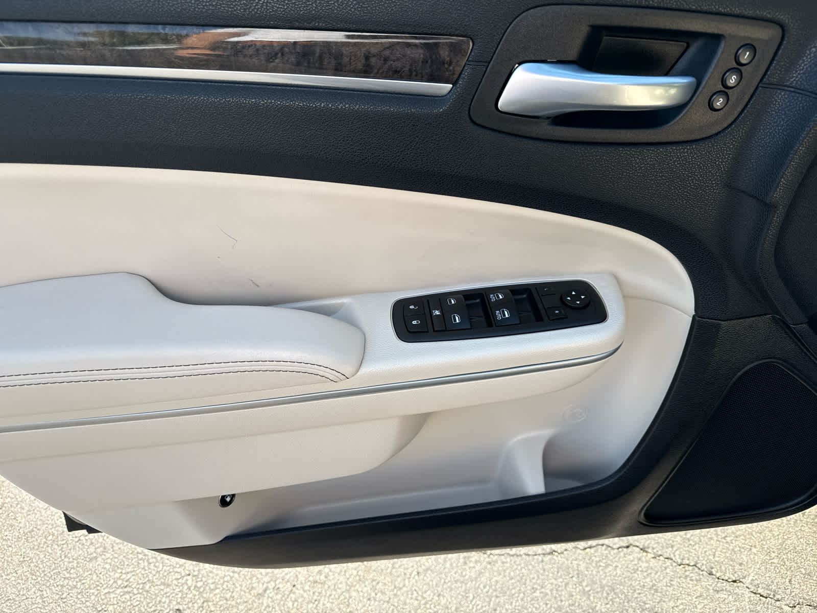 2022 Chrysler 300 Touring L photo 10