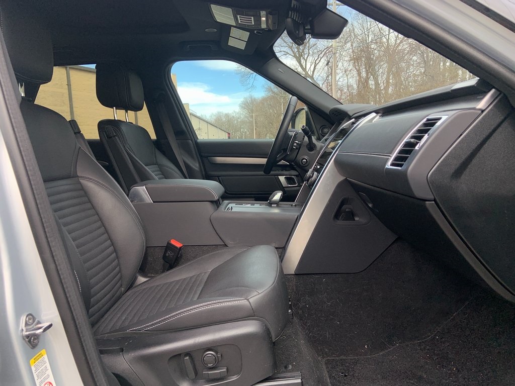 2023 Land Rover Discovery S R-Dynamic photo 18