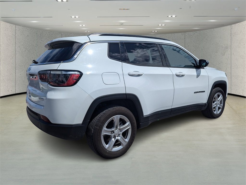 2023 Jeep Compass Latitude photo 3