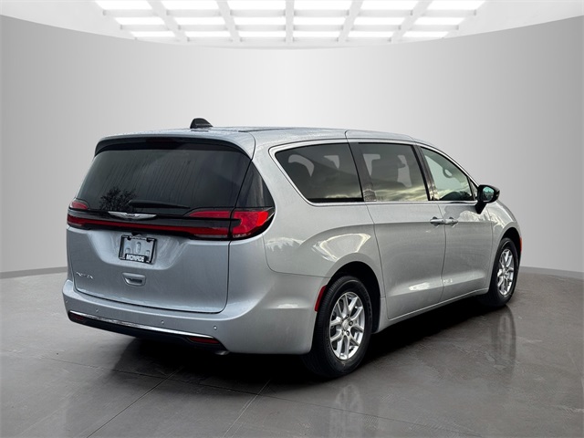 2026 Chrysler Pacifica photo 3