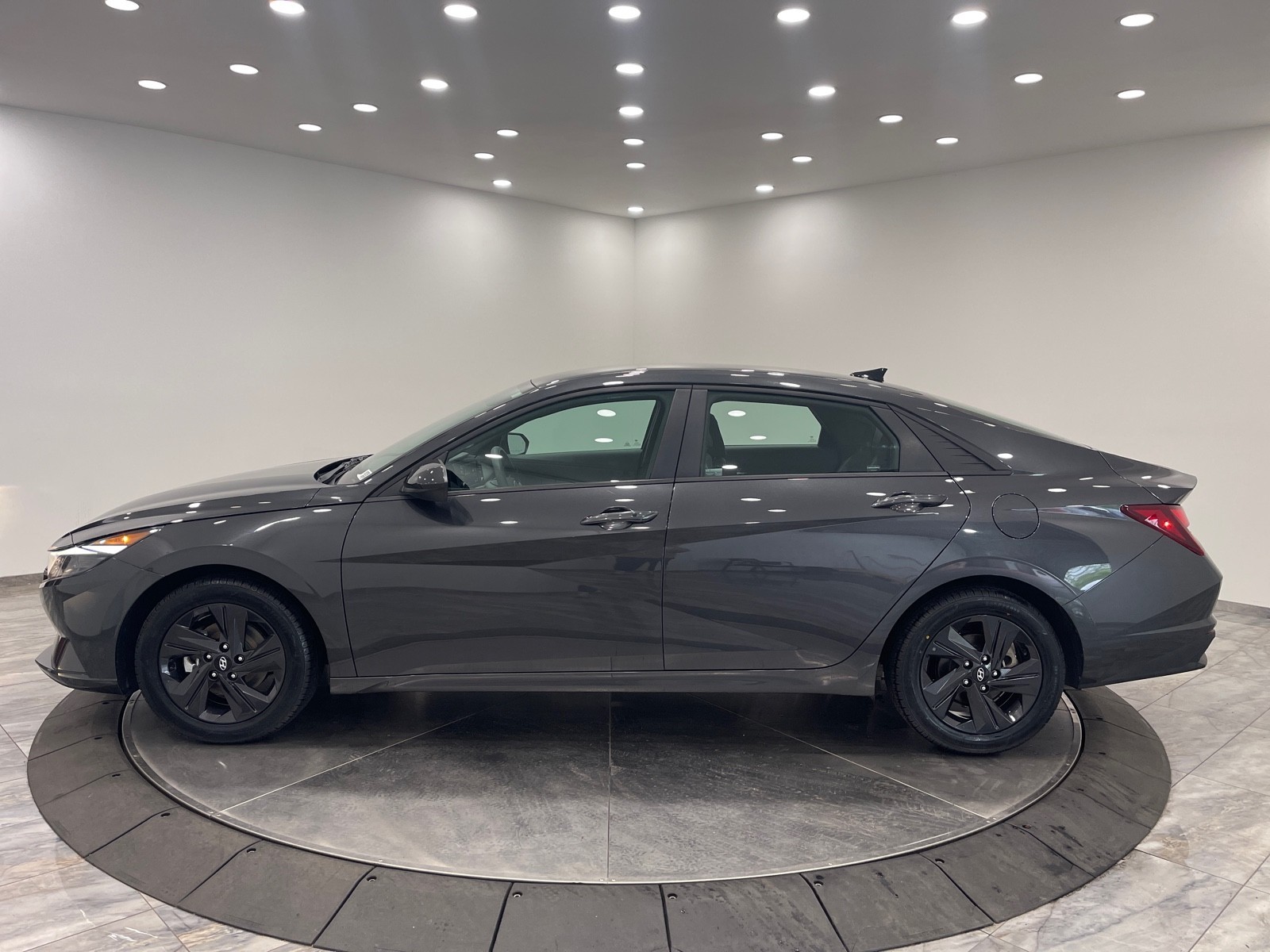 2021 Hyundai Elantra SEL photo 4