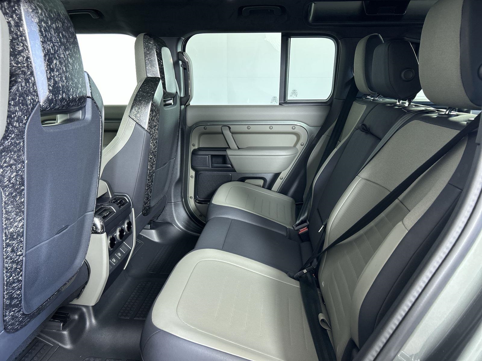 2025 Land Rover Defender 110 photo 26
