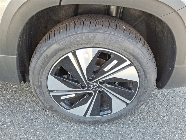 2025 Volkswagen Taos SE photo 4