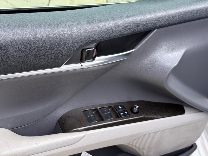 2023 Toyota Camry Hybrid LE photo 16