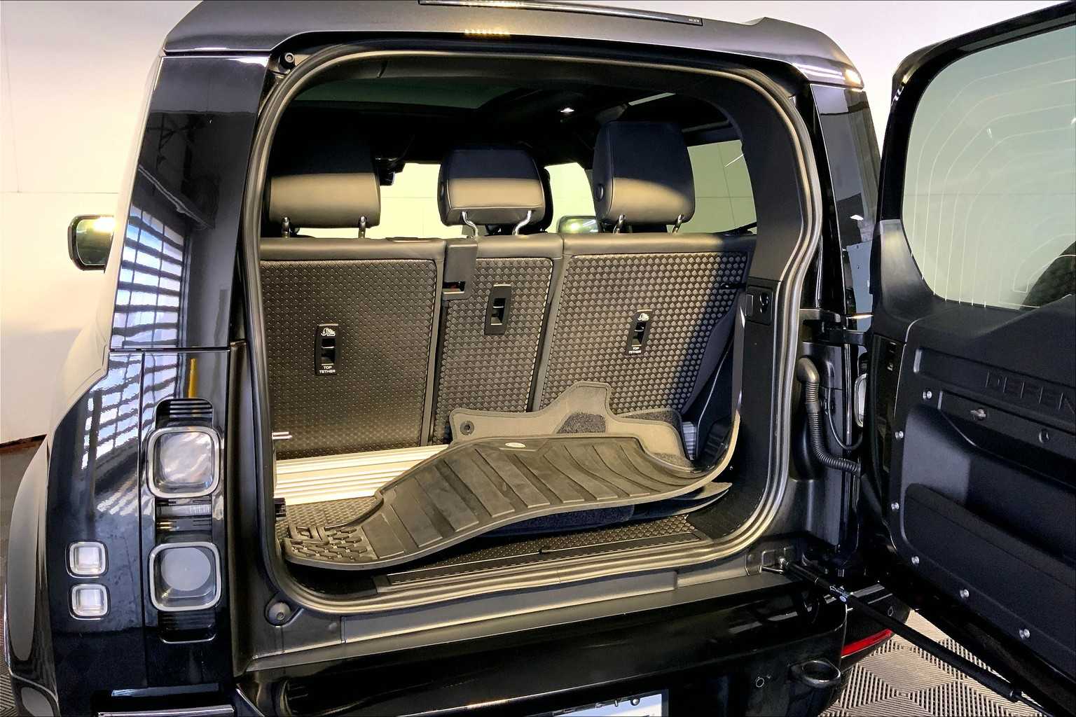 2023 Land Rover Defender V8 photo 36