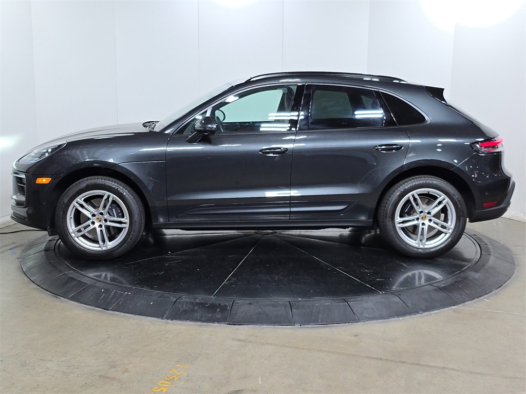 2023 Porsche Macan T photo 9