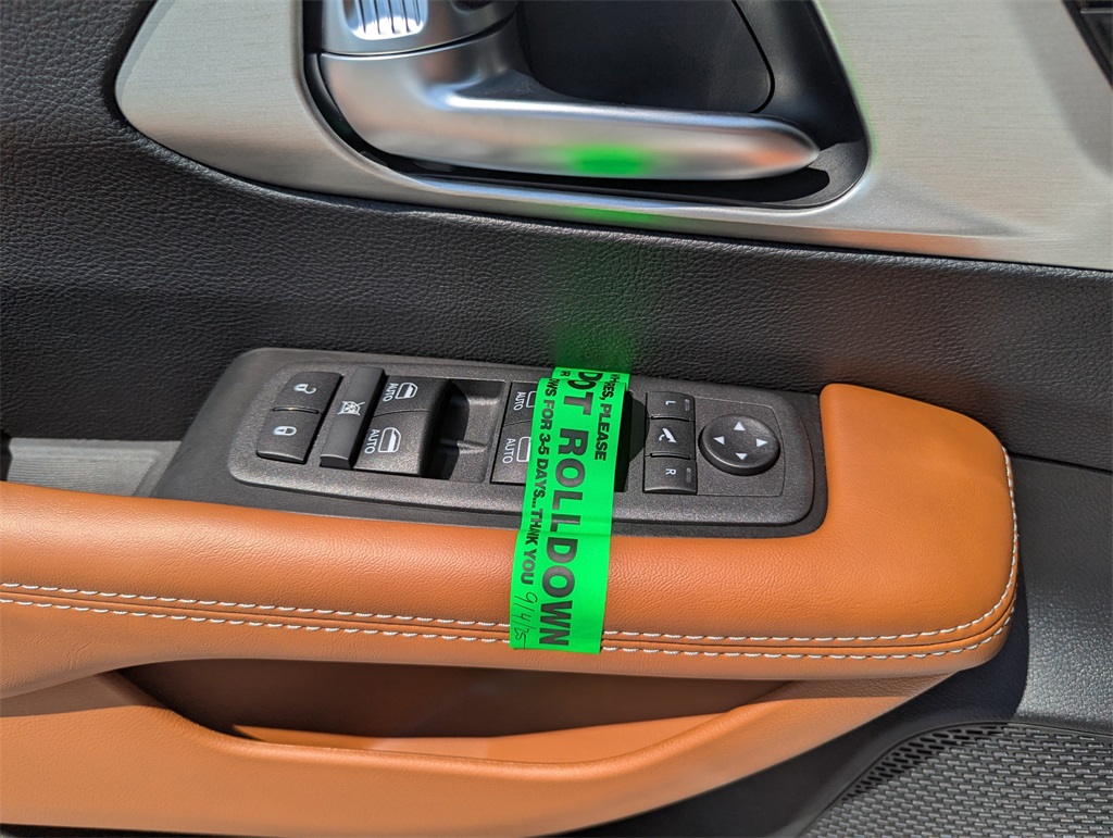 2026 Chrysler Pacifica Pinnacle photo 16