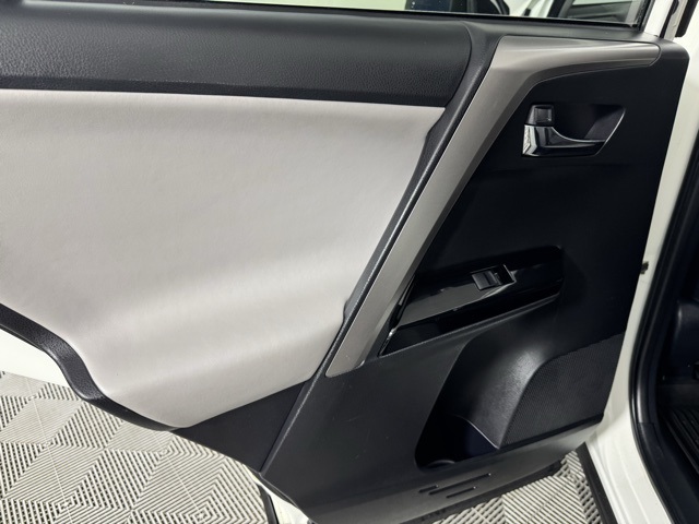 2018 Toyota RAV4 Hybrid Limited photo 4