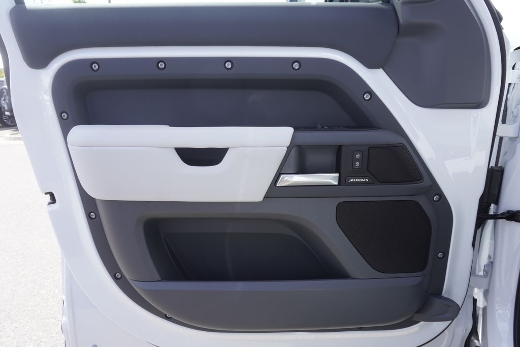 2025 Land Rover Defender 110 S photo 15