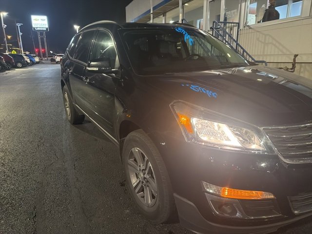 2017 Chevrolet Traverse 2LT photo 2