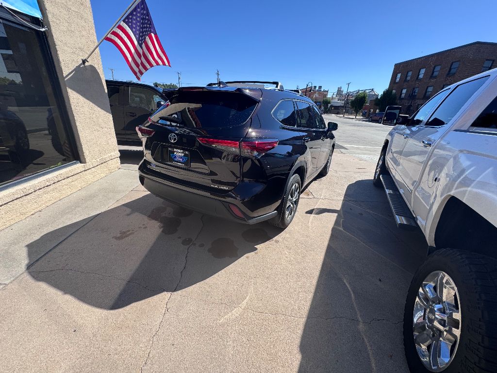 2021 Toyota Highlander XLE photo 4