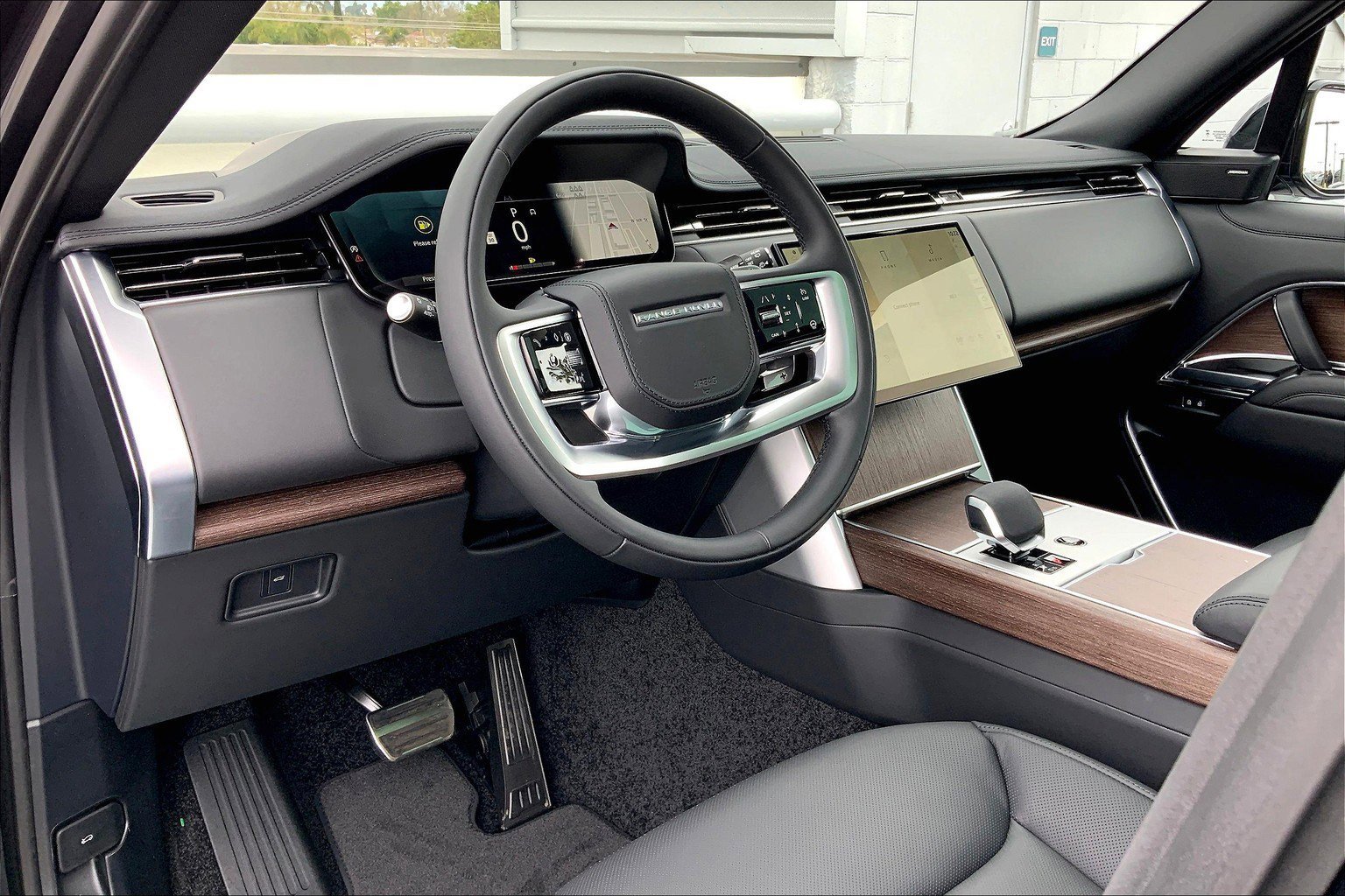 2025 Land Rover Range Rover SE photo 3
