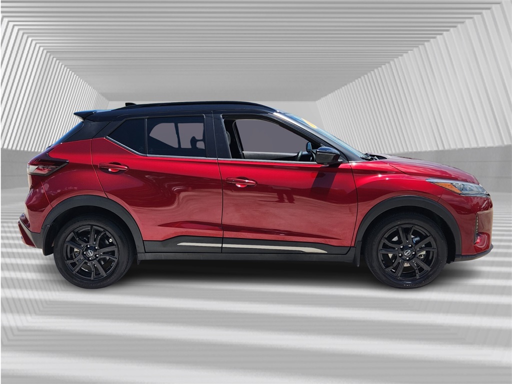 2023 Nissan Kicks SR photo 2
