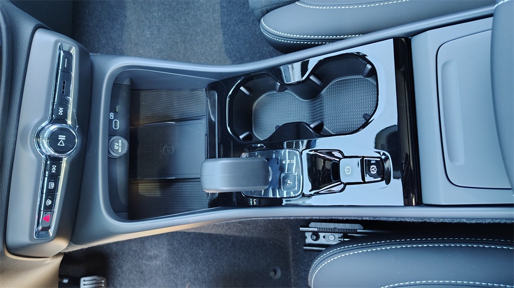 2026 Volvo XC40 photo 22