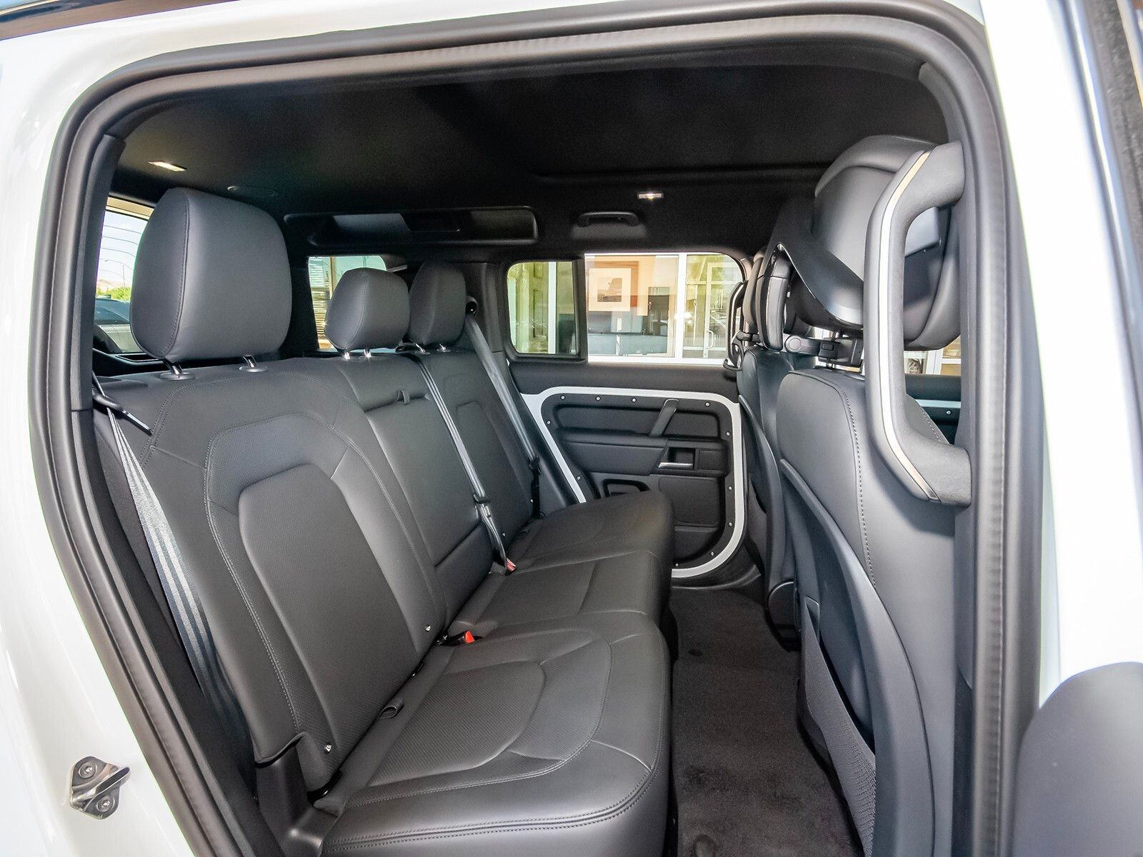 2025 Land Rover Defender 110 X-Dynamic SE photo 43