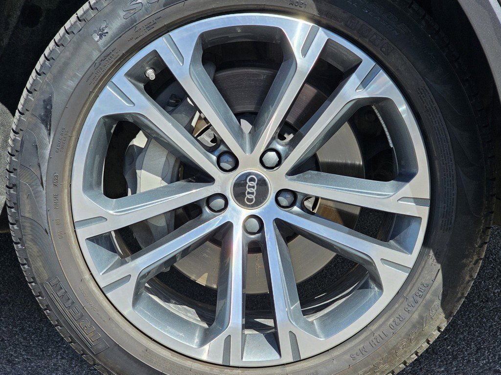 2025 Audi Q7 45 Premium Plus photo 8