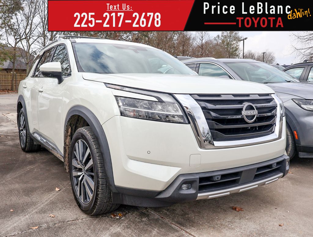 2022 Nissan Pathfinder Platinum's photo