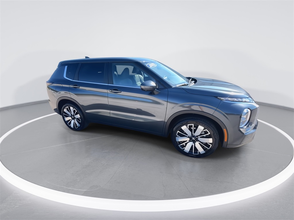 2025 Mitsubishi Outlander SE photo 2