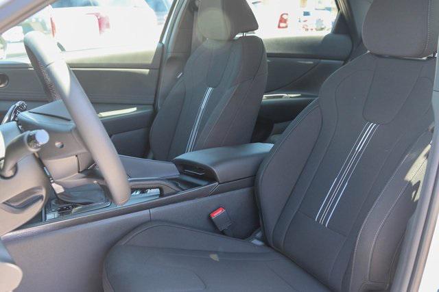 New 2025 White Hyundai SEL Sport image 8