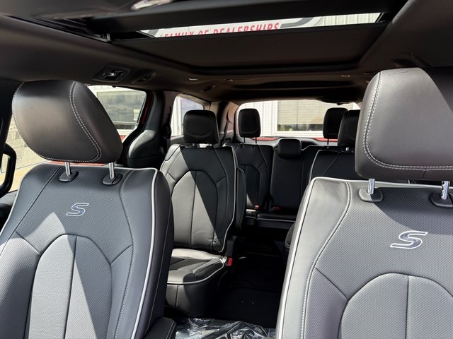 2026 Chrysler Pacifica Limited photo 19