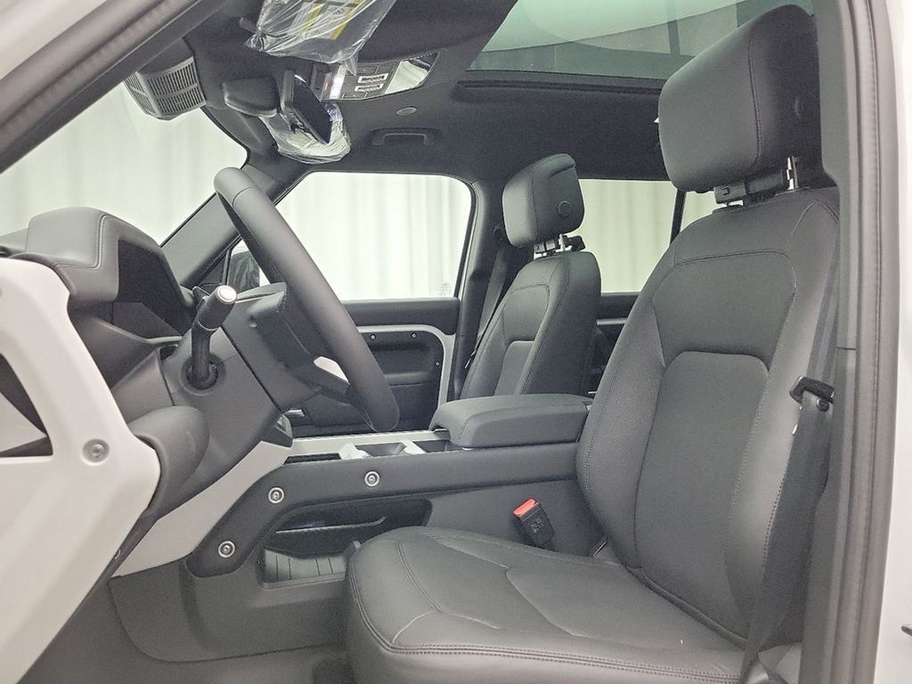 2025 Land Rover Defender 110 S photo 8