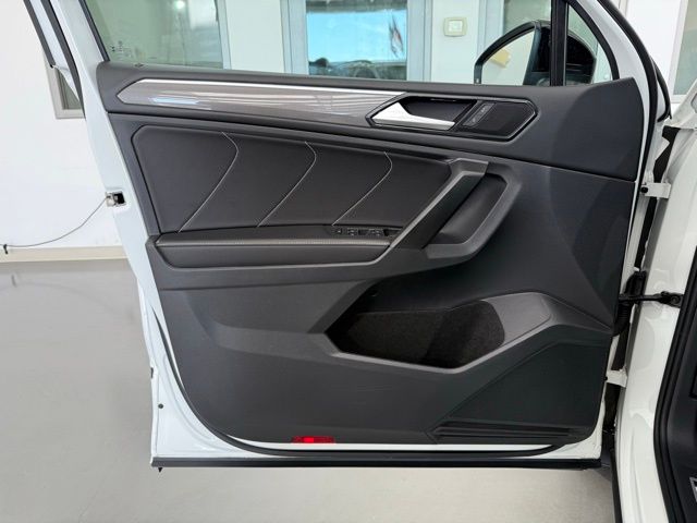 2023 Volkswagen Tiguan SE R-Line Black photo 29