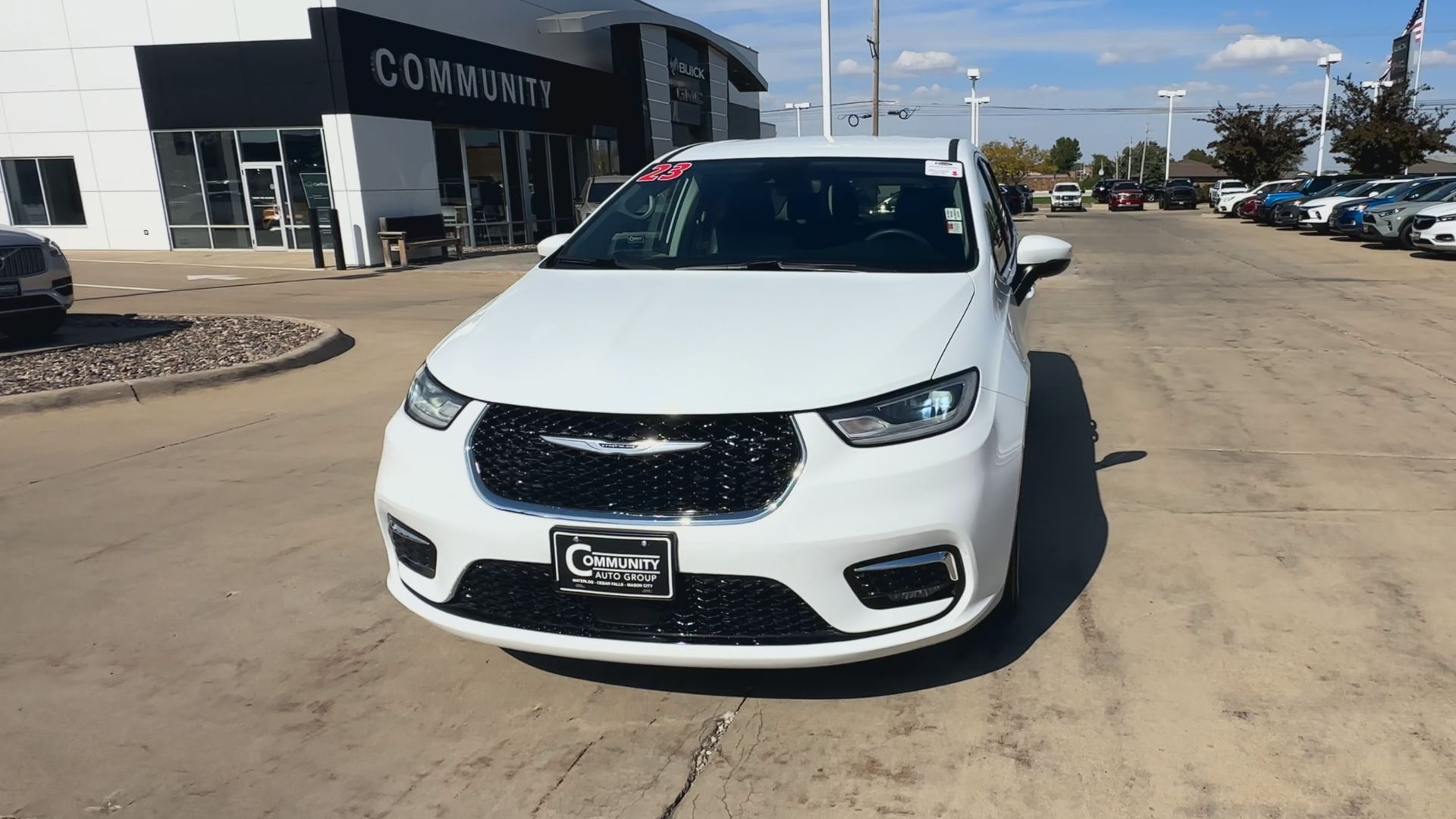 2023 Chrysler Pacifica Touring L photo 3