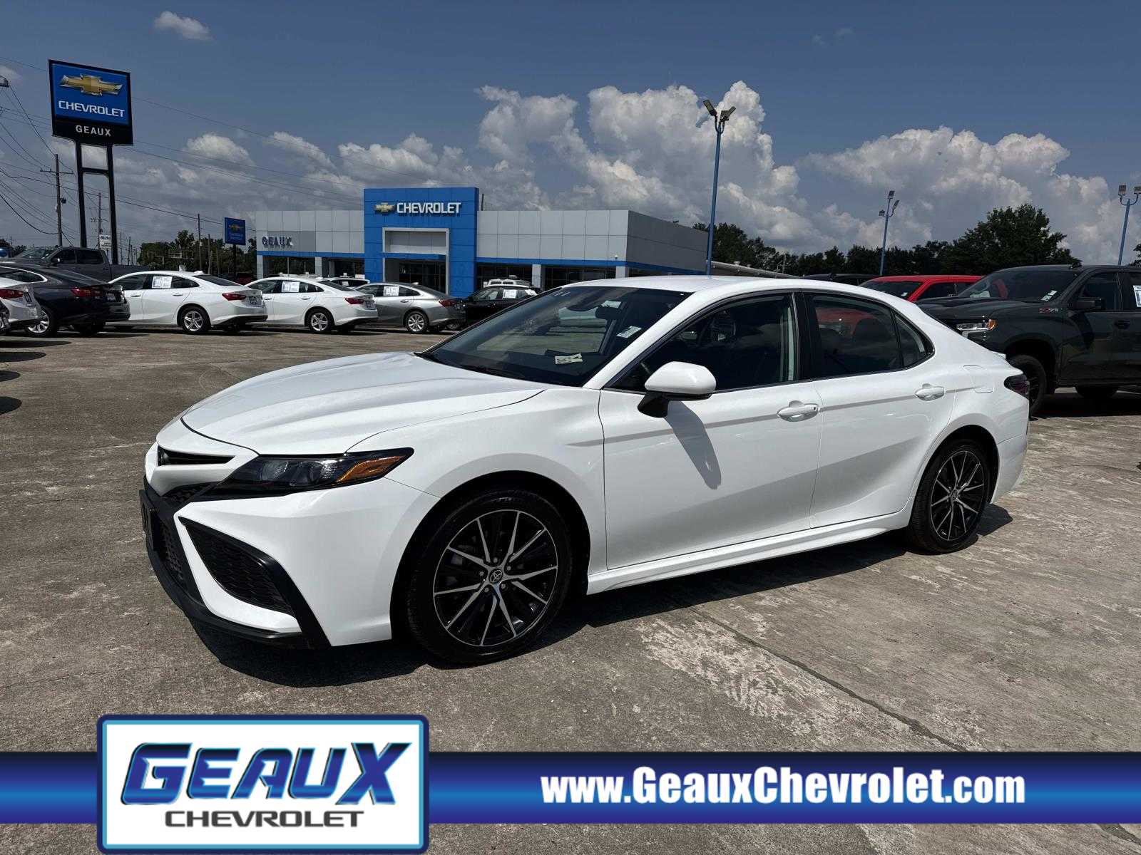 2024 Toyota Camry SE's photo