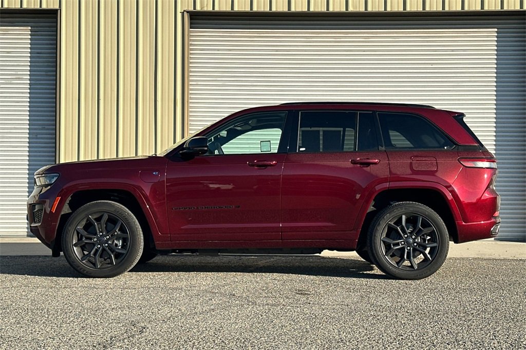 2023 Jeep Cherokee 80th Anniversary Edition photo 3