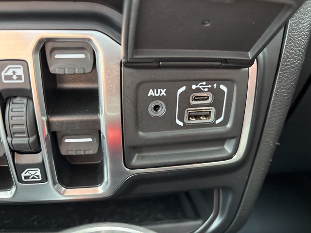 2021 Jeep Gladiator Willys photo 14