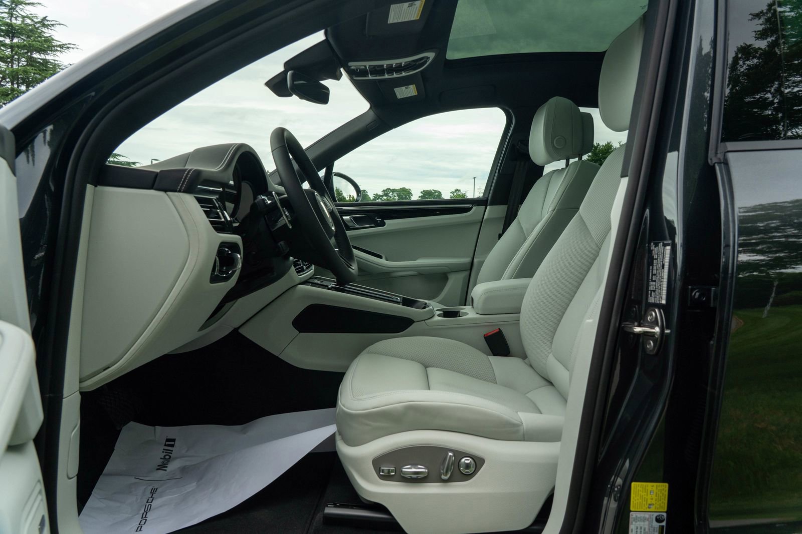 2025 Porsche Macan Base photo 21