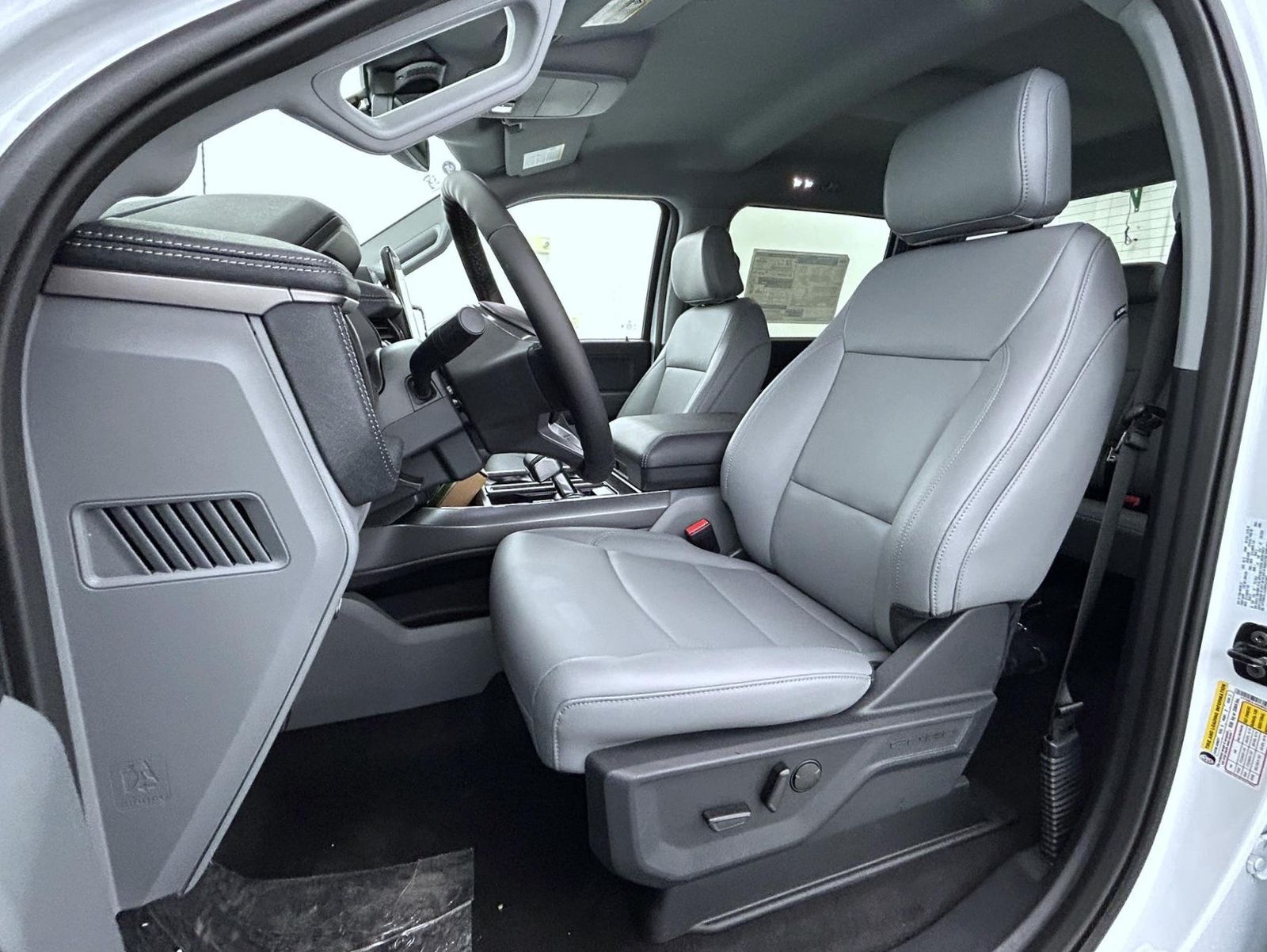 2025 Ford F-150 Lightning photo 7