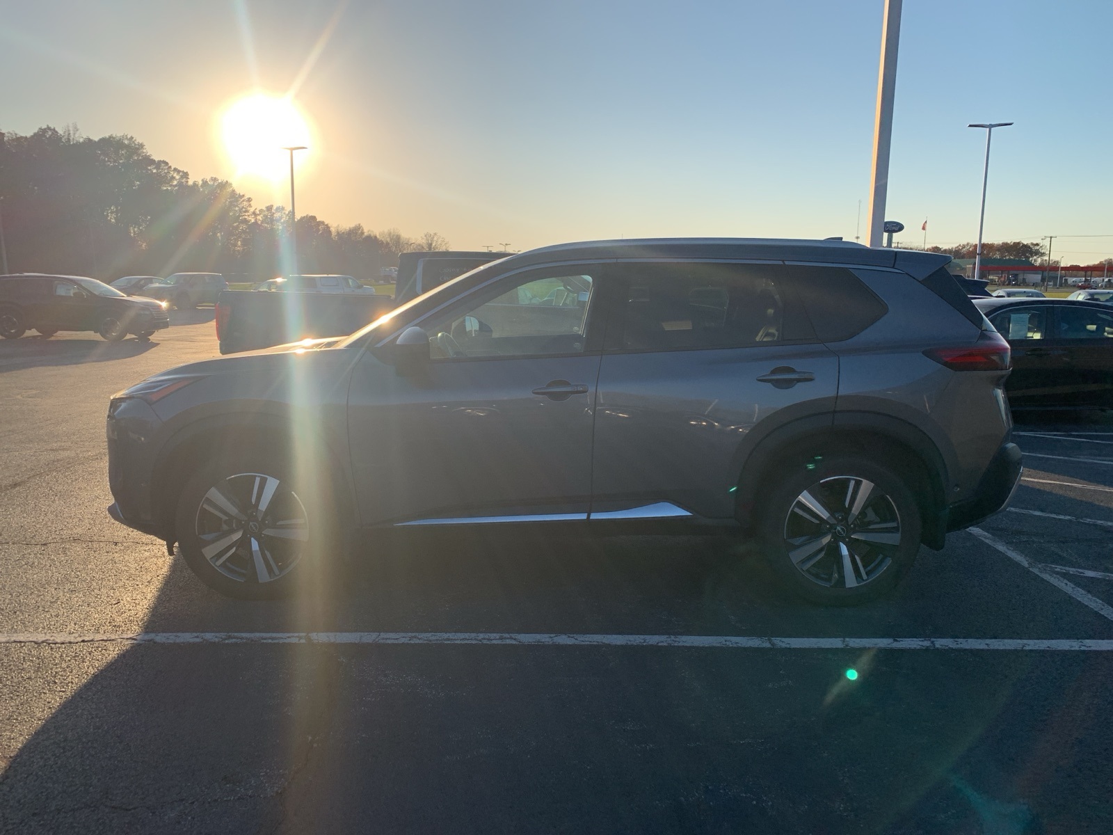 2023 Nissan Rogue Platinum photo 2