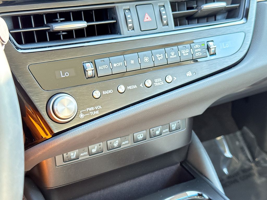 2024 Lexus ES 350 Luxury photo 32