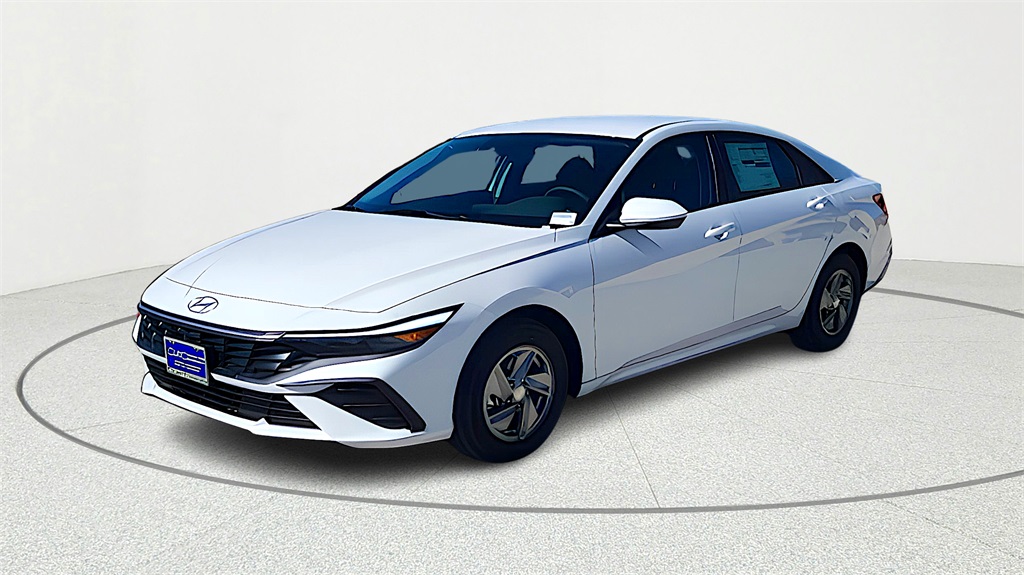 2026 Hyundai Elantra SE photo 3
