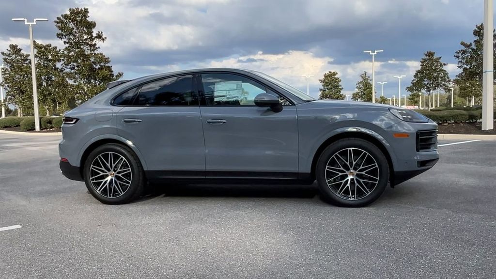 2025 Porsche Cayenne Coupe Base photo 9